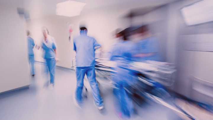 Acuchilla a su esposa y luego intenta suicidarse ingiriendo insecticida, en Nuevo León