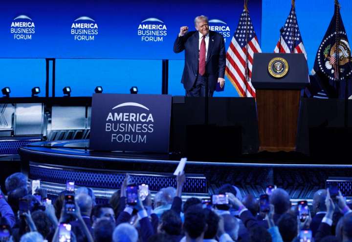 La 'ola' demócrata en contiendas locales complica el plan de Trump para las legislativas