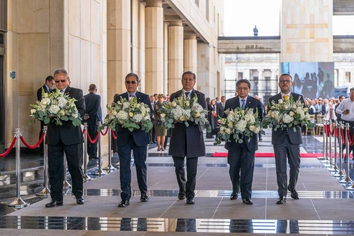 Las altas cortes de Colombia conmemoran los 40 años de la tragedia del Palacio de Justicia: “No podemos permitir que los relatos falsos borren a las víctimas”