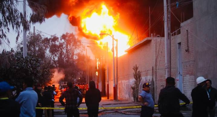 Incendio en fábrica de colchones en Puente Piedra moviliza más de 13 unidades de bomberos