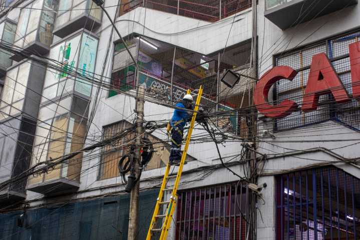 Retiran los cables aéreos en Mesa Redonda, Mercado Central y el Triángulo de Grau