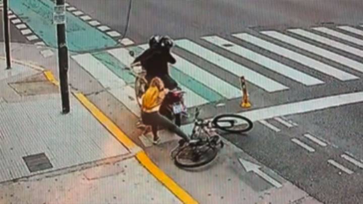 Turista rusa se defendió de un violento motochorro y logró retenerlo hasta que la Policía lo detuvo