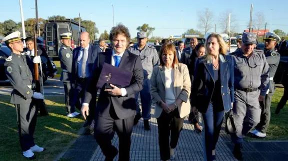 Milei transfirió Migraciones y el Renaper al Ministerio de Seguridad y amplió el poder de Adorni