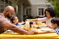 Las sillas vacías en la mesa de Acción de Gracias de familias migrantes