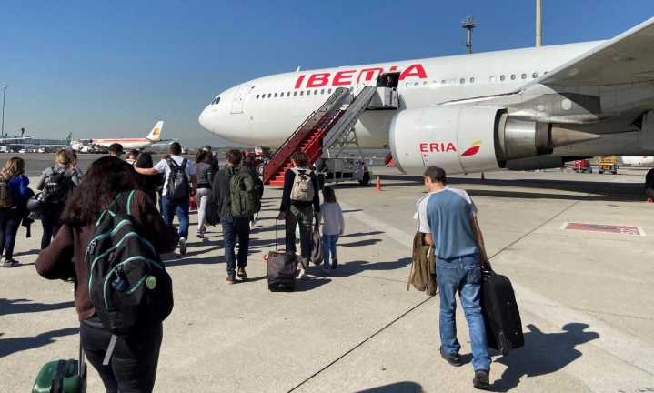 Aerolíneas suspenden vuelos a Venezuela tras advertencia de actividad militar en aumento