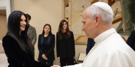 Laura Pausini le dedica una canción al Papa León XIV en El Vaticano: “una canción que representa la luz”