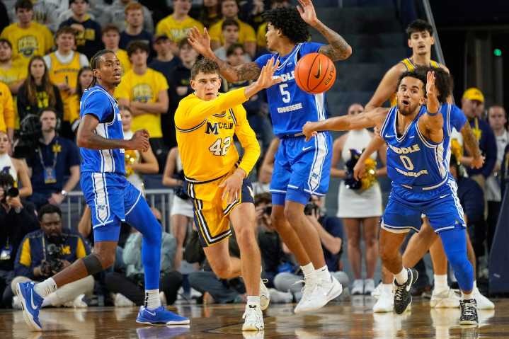 Michigan mauls Middle Tennessee with dominant second half