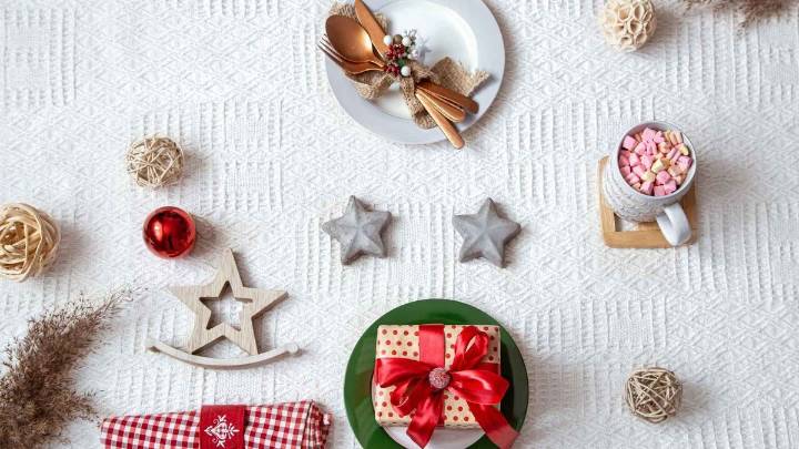 La tendencia de decoración de mesa para Navidad que tendrá lugar este 2025: adiós al mantel rojo y servilletas verdes