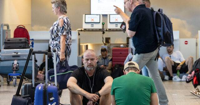 DOT, FAA Announce Flight Reductions at 40 Major Airports Due to Shutdown