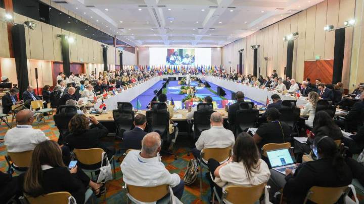 Petro inaugura una Celac con sillas vacías y atizando su pelea con EE. UU.