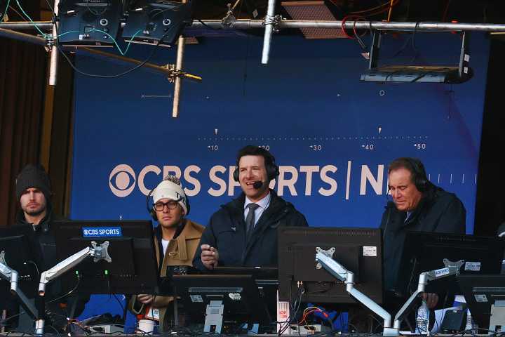 Tony Romo Makes Awkward Noise in Broadcast Booth While Reacting to a Play