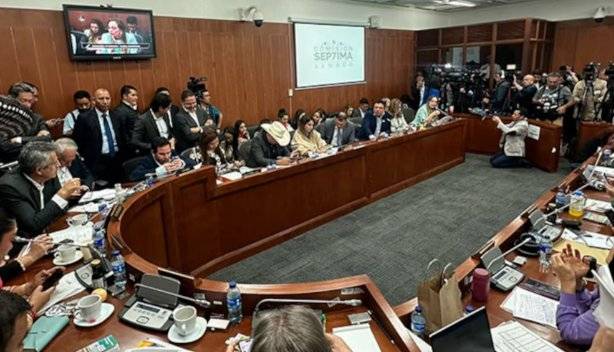 La noticia señala que la mayoría de los senadores de la Comisión Séptima del Senado de Colombia, encargados de tramitar la reforma a la salud del gobierno de Gustavo Petro, rechazaron asistir a una re