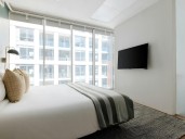 Del lujo a la calle: miles huéspedes fueron echados en minutos por el cierre y colapso de una cadena hotelera con más de 7 mil alojamientos