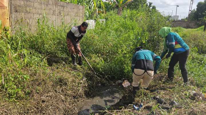 Inician trabajos de limpieza en el caño Virgen del Valle de Las Cocuizas