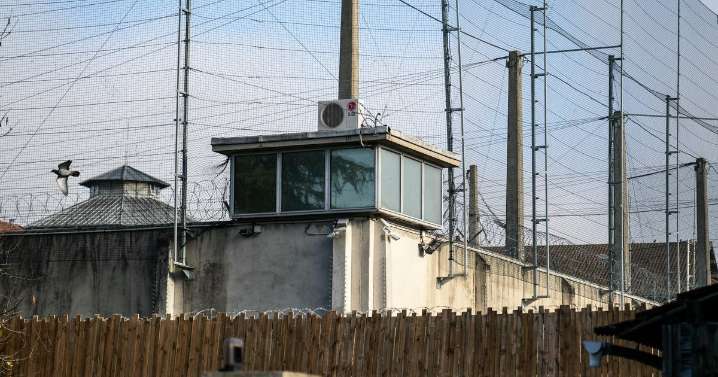 1 escapee who busted out of French prison with bedsheets recaptured, but 1 still on the run