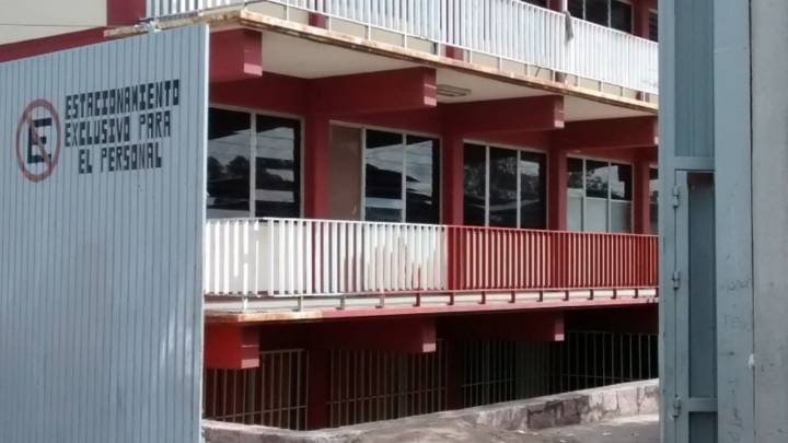 Secundaria cancela clases tras difusión de fotografías explícitas de alumnas, fueron alteradas con IA