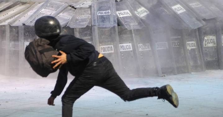 Jóvenes de la Generación Z se enfrentan a policías en Reforma durante protesta en CDMX