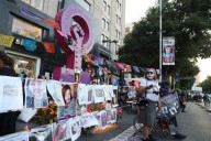 Colectivos colocan ofrenda en honor a víctimas de feminicidios y desaparecidos en México