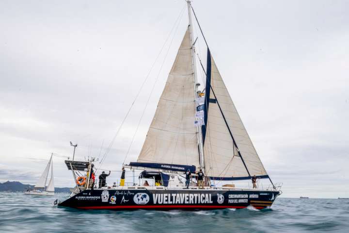 Zarpa de Castellón el barco que aspira a completar la primera vuelta al mundo vertical