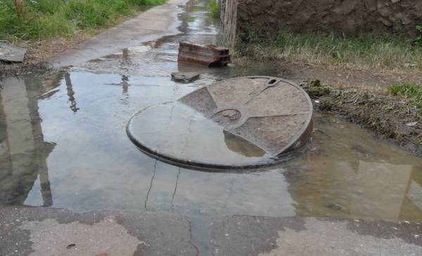 "Las familias conviven con pérdidas de cloacas en el frente de sus viviendas"
