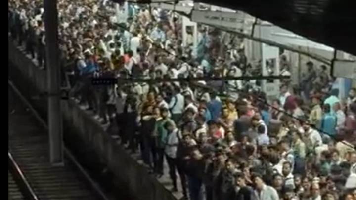 Mumbai Local Horror Video: People Risk Their Lives To Board Train, Internet Says ‘Maut Aajaye But Thane Se…’