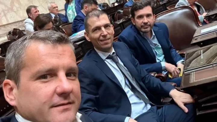 LLA sumó a otros tres diputados y está cerca de la primera minoría