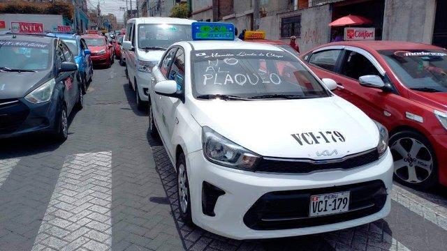 Taxistas de Arequipa logran que la MPA reevalúe cambios al plaqueo tras movilización