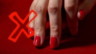 Ni dorado ni rojo: el color de uñas que será tendencia estas fiestas