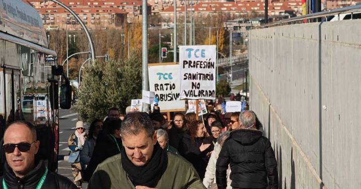 Las TCAEs de Salamanca se concentran a las puertas del hospital de Salamanca