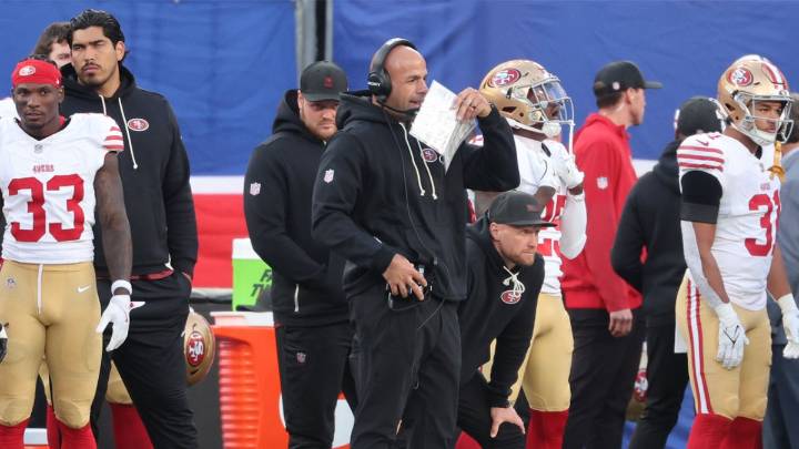 How Robert Saleh is finding balance with young 49ers defense