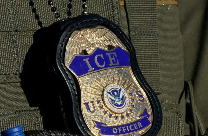 Empleada de guardería detenida por agentes de inmigración al dejar a sus hijos