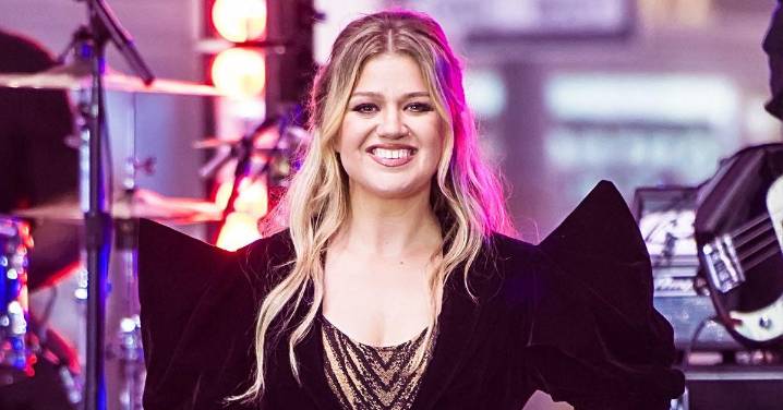 Kelly Clarkson Fires Back at Ex-Manager for Telling Her to Get B--