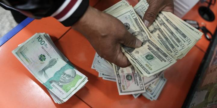 El peso colombiano fue la moneda que más se revaluó frente al dólar en noviembre: jugada del Gobierno Petro tuvo mucho que ver