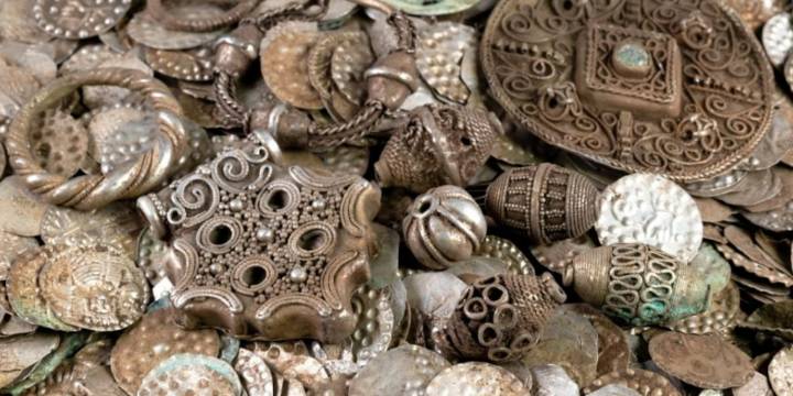 Hallan más de 20 mil monedas que reescriben la historia medieval de Suecia