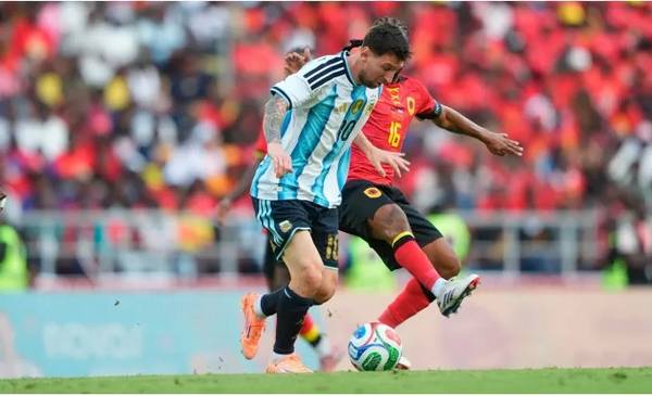 Con un gol de Lautaro y otro de Messi, Argentina derrotó a Angola en su último partido del año