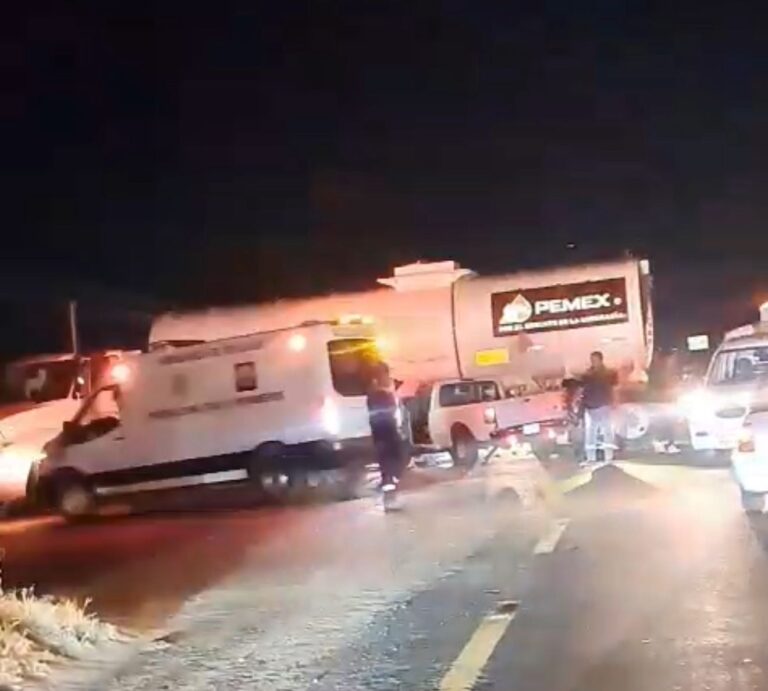 Accidente entre pipa y camioneta genera cierre parcial en la carretera Jorobas