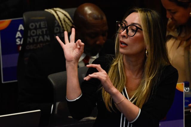 “Gobierno firmó más de $1,5 billones en contratos en menos de 24 horas”: Katherine Miranda denuncia