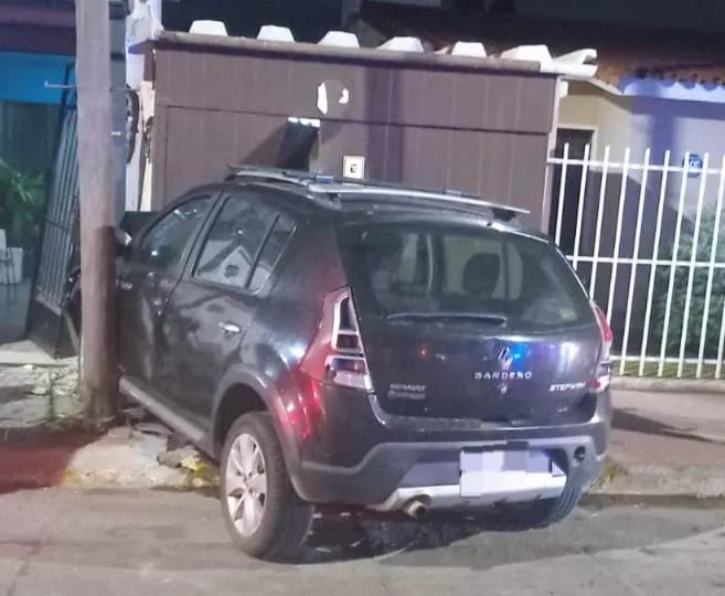 Un conductor alcoholizado perdió el control de su vehículo y chocó contra dos viviendas