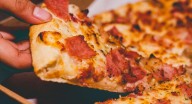 ¿Pizza con piña sí o no? El debate gastronómico que sigue dividiendo al mundo
