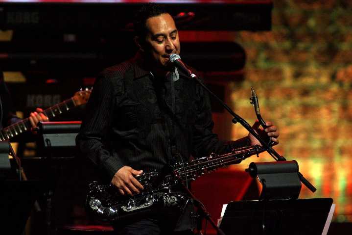 Longtime late-night TV bandleader dies