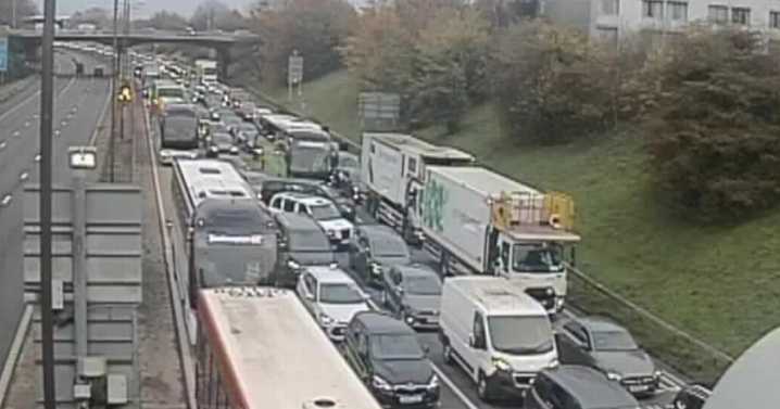 Heathrow tunnel shut in both directions sparking massive delays