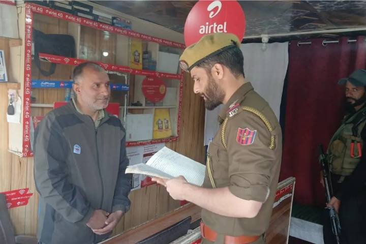 Police inspect vendors to curb misuse of SIM cards in Sopore