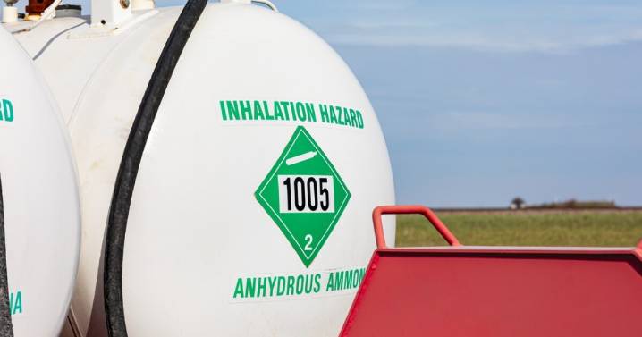 Gas mask-wearing crews knock on doors as ammonia cloud hits Oklahoma town