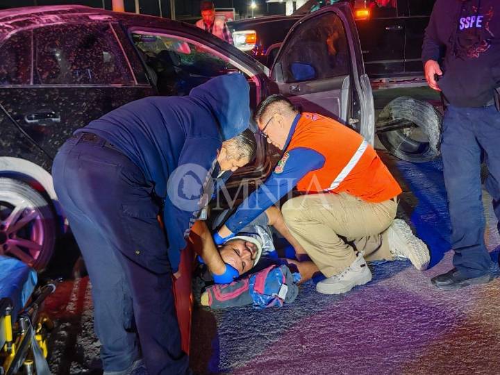 Grave accidente en el periférico Francisco R. Almada deja un hombre lesionado de consideración