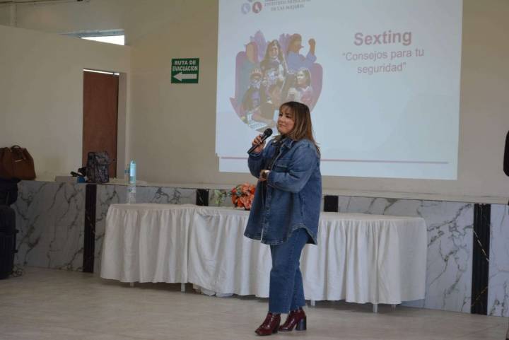 Brinda charla sobre sexting a estudiantes del Cobach 17