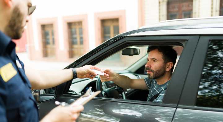 Nuevas leyes de tránsito en EE. UU. desde el 1 de diciembre: multas de hasta $1.000 que debes conocer