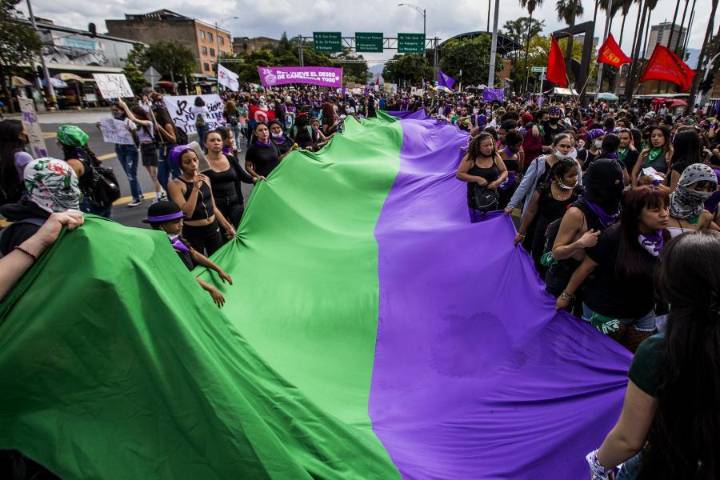 Así avanza la marcha del 25N contra la violencia a la mujer en Medellín