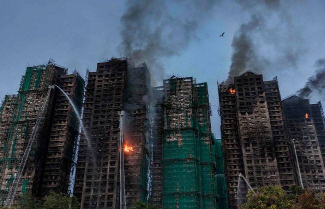 Sube a 94 la cifra de muertos por incendio masivo en Torres de Tai Po en Hong Kong
