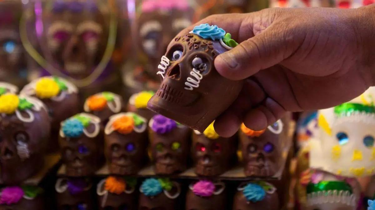 Aprovecha las calaveritas de chocolate en la ofrenda y conviértelas en bebida