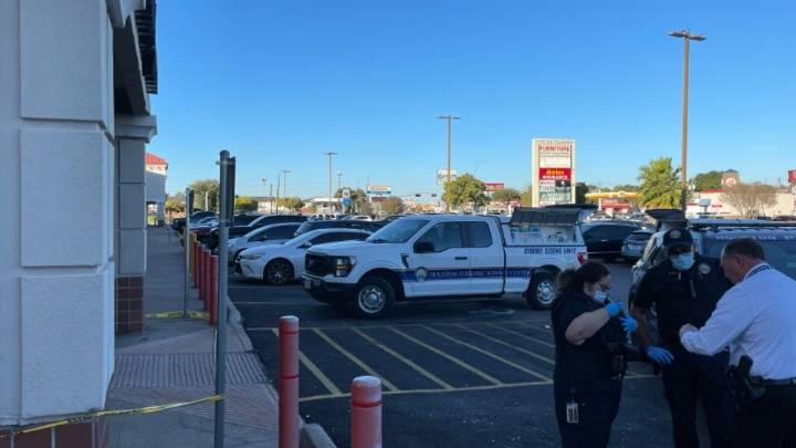 Homeless man attacked in front of South Post Oak store, dies at hospital